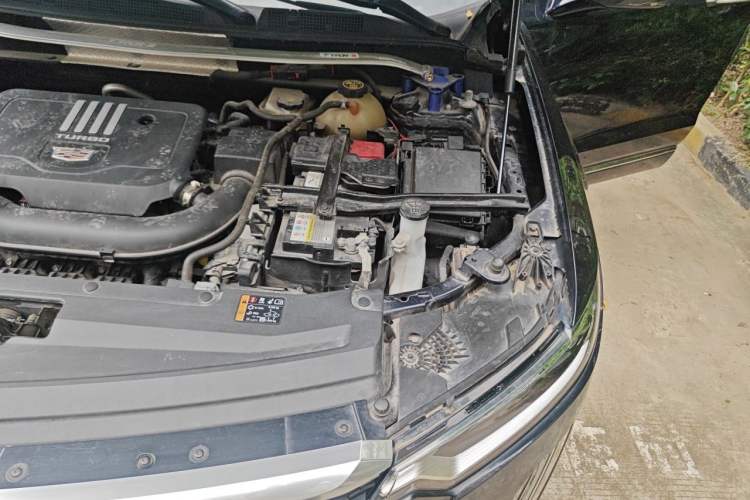 Used Cadillac XT6 2021 2.0T Six-Seater Four-Wheel-Drive Luxury Version Engine Bay Left