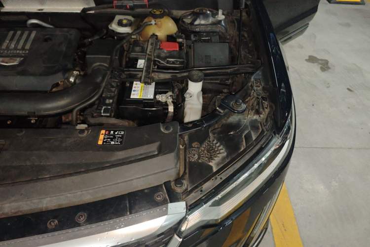 Used Cadillac XT6 2021 2.0T 6-Seater Two-Wheel Drive Luxury Version Engine Bay Left