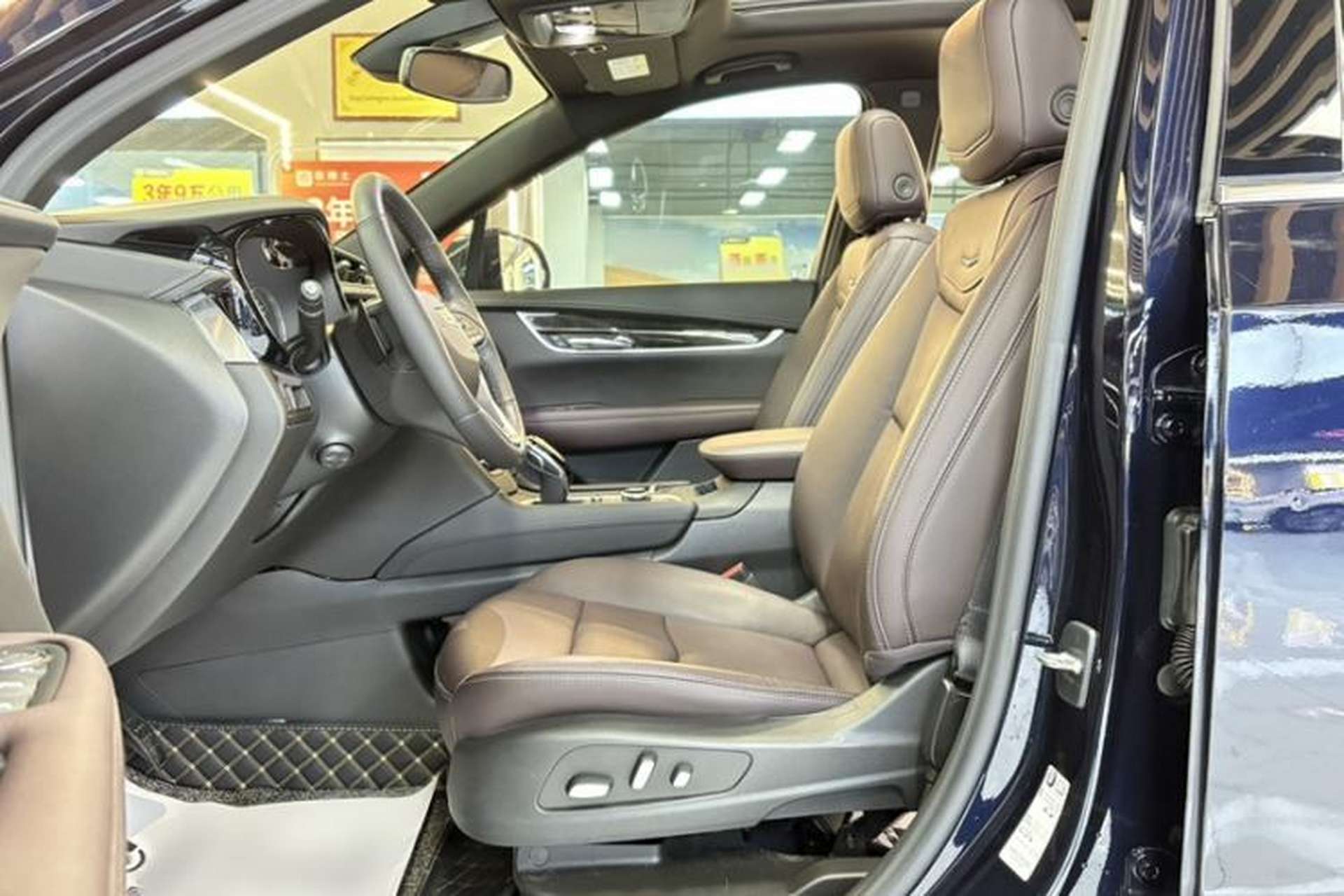 Used Cadillac XT6 2021 28T Six-Seater Four-Wheel-Drive Luxury Version Left Front Seat
