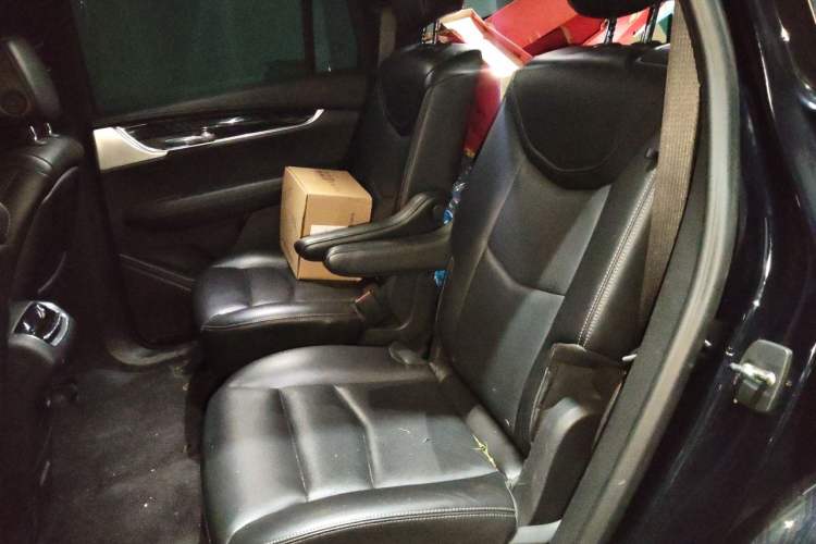 Used Cadillac XT6 2021 2.0T Six-Seater Four-Wheel-Drive Luxury Version Left Rear Seat