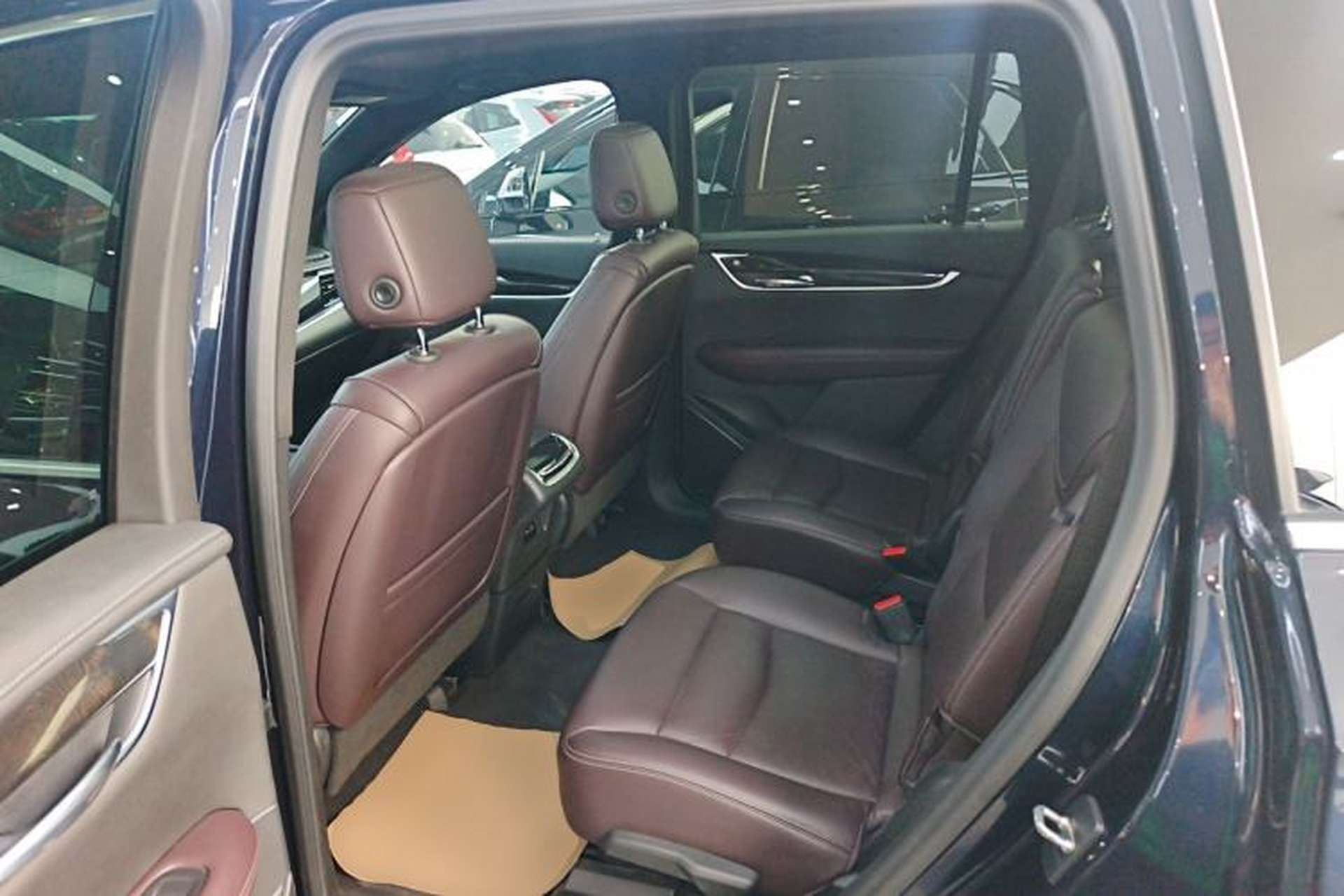 Used Cadillac XT6 2021 2.0T 6-Seater Two-Wheel Drive Luxury Version Left Rear Seat