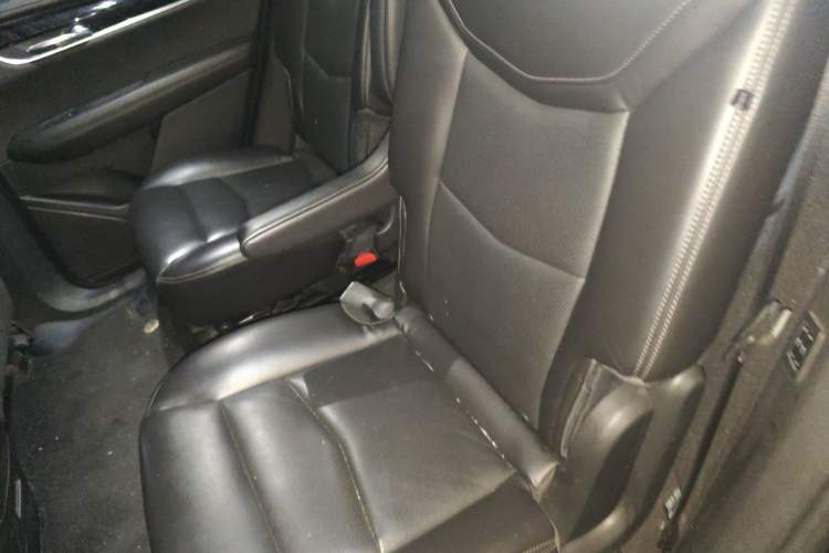Used Cadillac XT6 2021 2.0T Six-Seater Four-Wheel-Drive Luxury Version Left Rear Seat