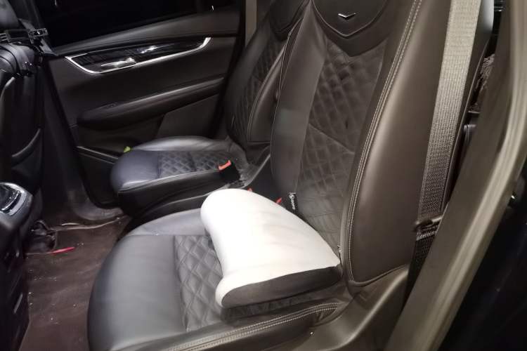Used Cadillac XT6 2021 2.0T Six-Seater Four-Wheel-Drive Luxury Version Left Rear Seat