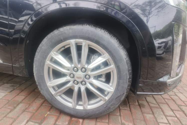 Used Cadillac XT6 2021 2.0T Six-Seater Four-Wheel-Drive Luxury Version Right Front Wheel Hub
