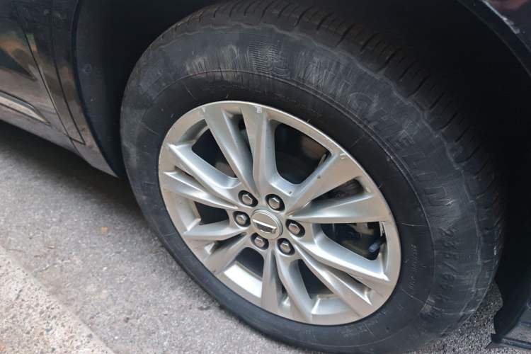 Used Cadillac XT6 2021 2.0T Six-Seater Four-Wheel-Drive Luxury Version Right Front Wheel Hub