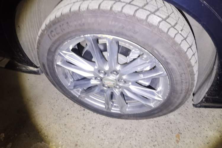 Used Cadillac XT6 2021 2.0T Six-Seater Four-Wheel-Drive Luxury Version Right Front Wheel Hub