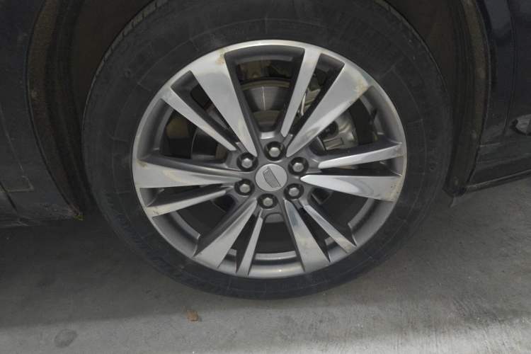 Used Cadillac XT6 2021 28T Six-Seater Four-Wheel-Drive Luxury Version Right Front Wheel Hub