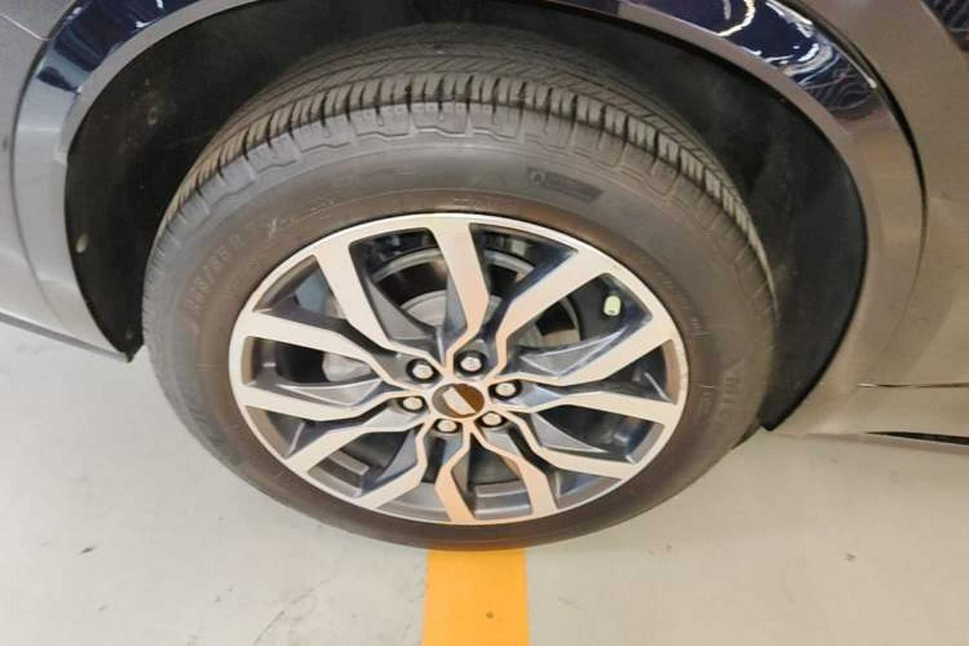 Used Cadillac XT6 2021 Revised Version 2.0T 6-Seater Four-Wheel Drive Premium Edition Right Rear Wheel Hub