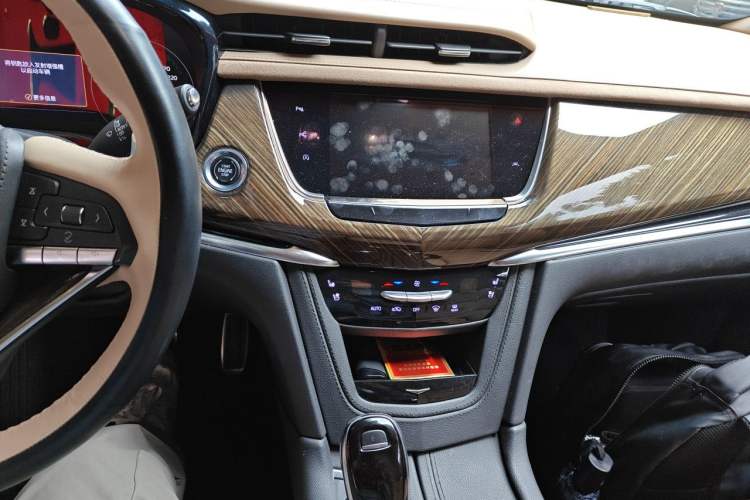Used Cadillac XT6 2021 2.0T Six-Seater Four-Wheel-Drive Platinum Edition Audio And AC Panel
