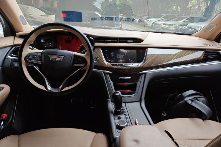 Used Cadillac XT6 2021 2.0T Six-Seater Four-Wheel-Drive Platinum Edition Center Console