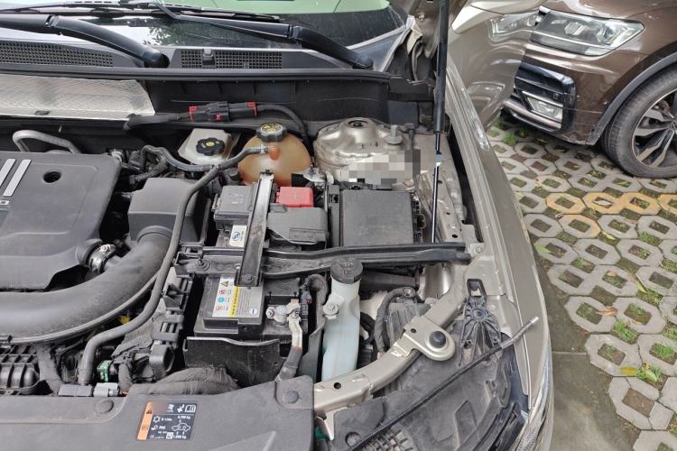 Used Cadillac XT6 2021 2.0T Six-Seater Four-Wheel-Drive Platinum Edition Engine Bay Left