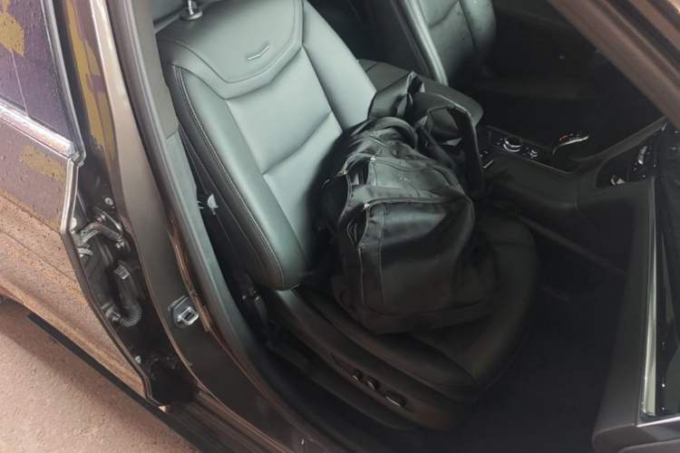 Used Cadillac XT6 2021 2.0T 7-Seater Two-Wheel-Drive Luxury Version Right Front Seat
