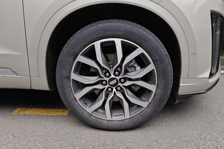 Used Cadillac XT6 2021 2.0T Six-Seater Four-Wheel-Drive Platinum Edition Right Front Wheel Hub