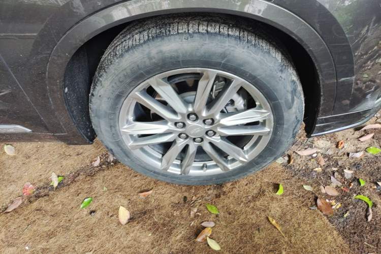 Used Cadillac XT6 2021 2.0T 6-Seater Two-Wheel Drive Luxury Version Right Front Wheel Hub