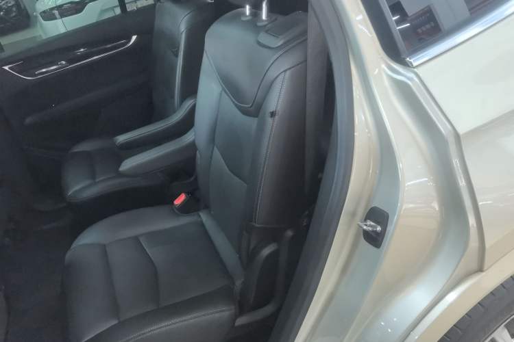 Used Cadillac XT6 2021 2.0T Six-Seater Four-Wheel-Drive Luxury Version Left Rear Seat