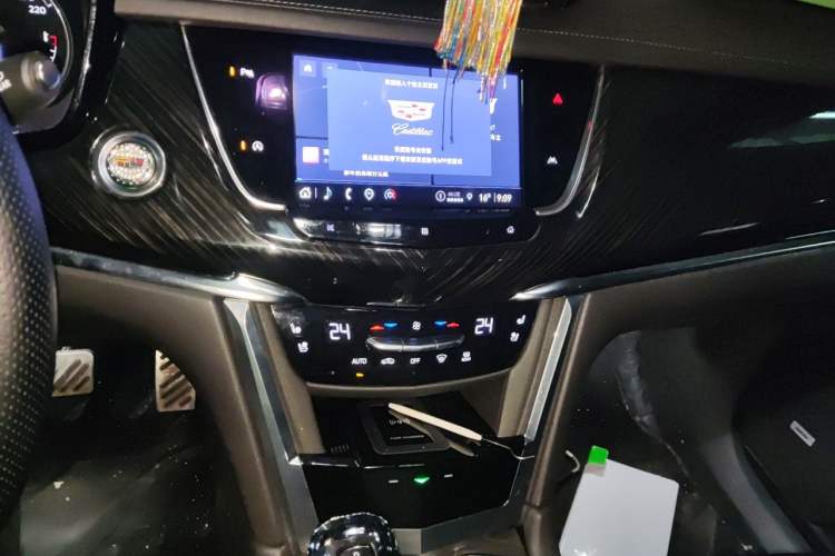 Used Cadillac XT6 2021 2.0T Six-Seater Four-Wheel-Drive Luxury Version Audio And AC Panel