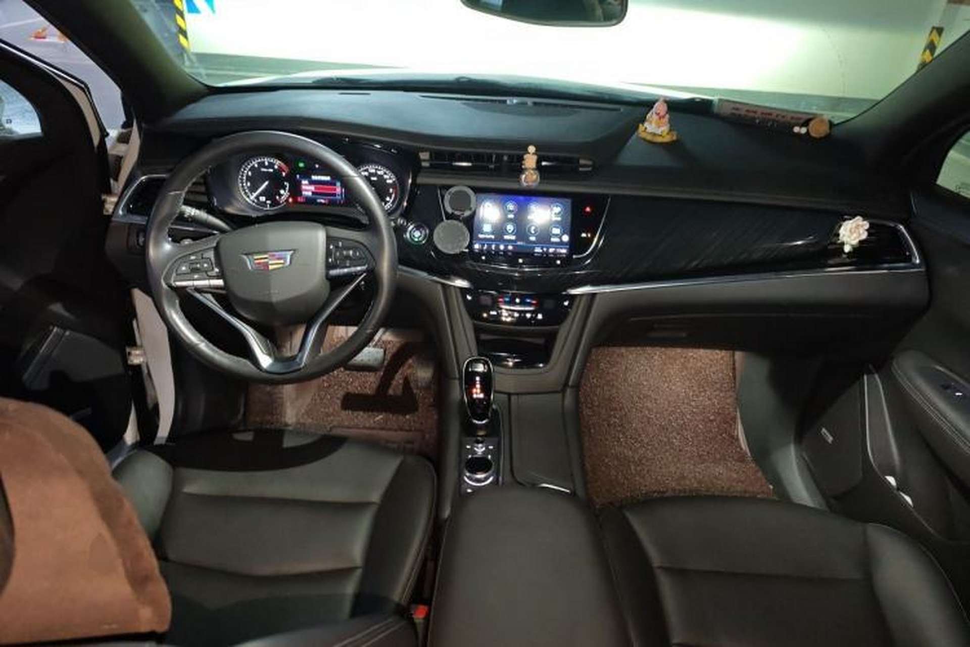 Used Cadillac XT6 2021 2.0T 6-Seater Two-Wheel Drive Luxury Version Center Console
