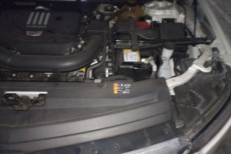 Used Cadillac XT6 2021 2.0T 6-Seater Two-Wheel Drive Luxury Version Engine Bay Left