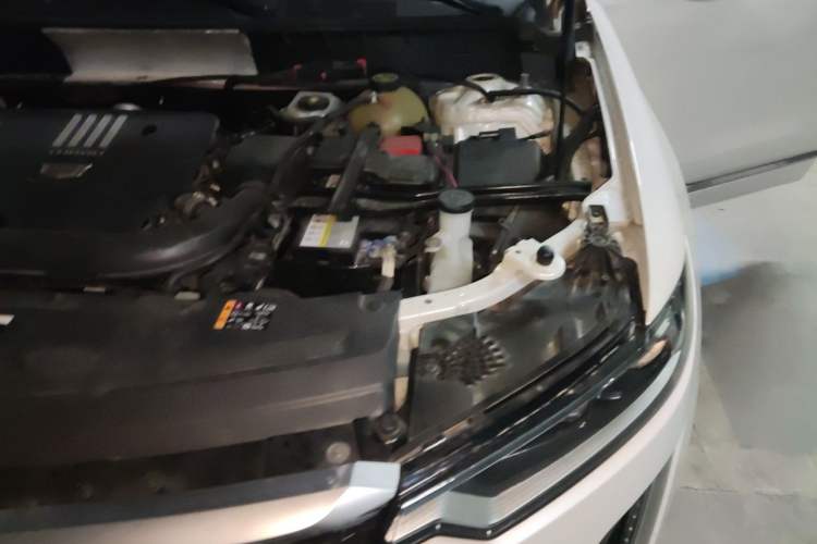 Used Cadillac XT6 2021 2.0T Six-Seater Four-Wheel-Drive Luxury Version Engine Bay Left