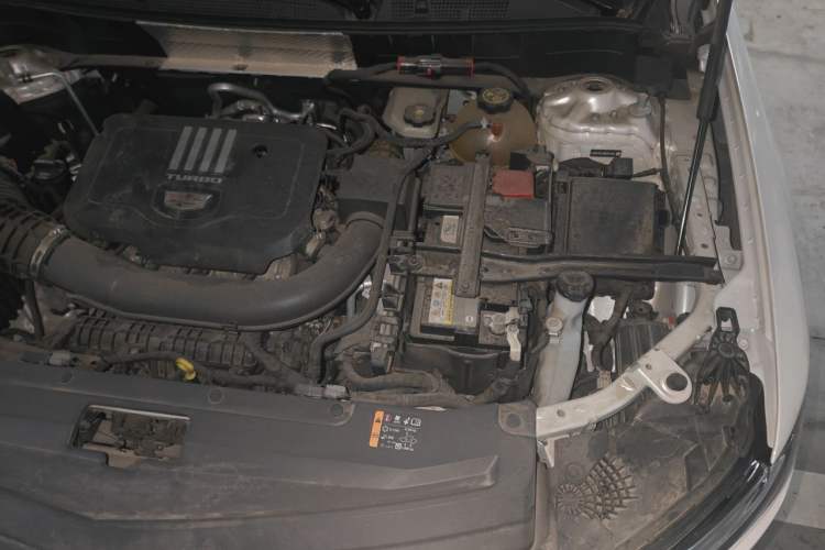 Used Cadillac XT6 2021 2.0T 7-Seater Two-Wheel-Drive Luxury Version Engine Bay Left