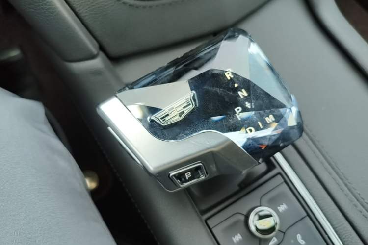 Used Cadillac XT6 2021 2.0T 7-Seater Two-Wheel-Drive Luxury Version Gear Lever