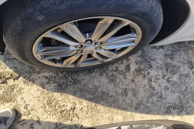 Used Cadillac XT6 2021 2.0T 7-Seater Two-Wheel-Drive Luxury Version Left Front Wheel Hub
