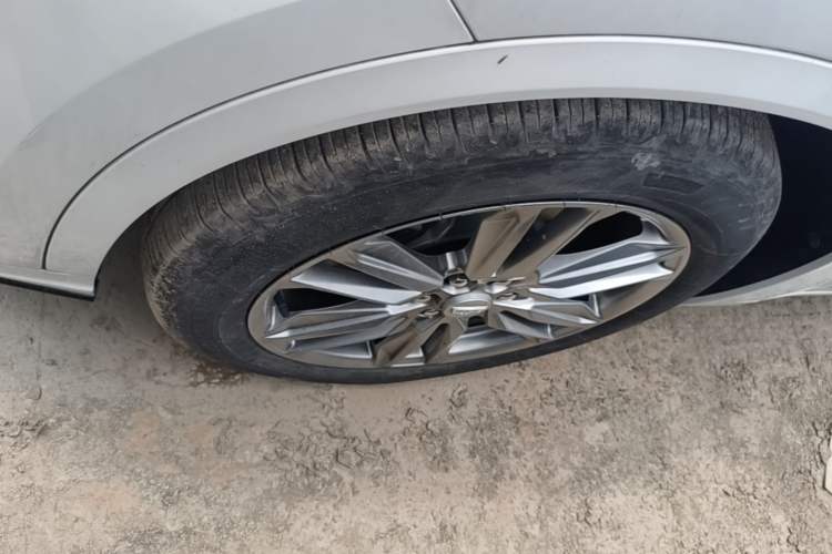 Used Cadillac XT6 2021 2.0T 7-Seater Two-Wheel-Drive Luxury Version Left Front Wheel Hub