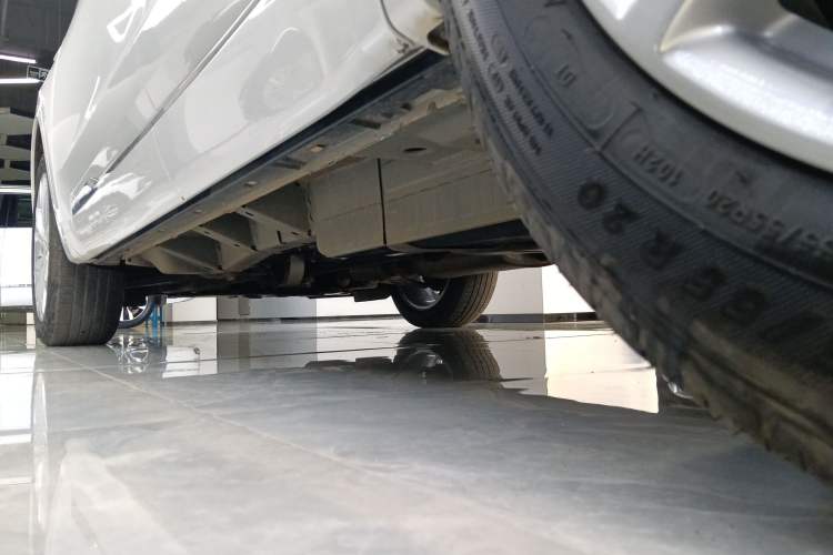Used Cadillac XT6 2021 28T Six-Seater Four-Wheel-Drive Luxury Version Left Side Sill