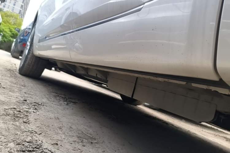 Used Cadillac XT6 2021 2.0T 7-Seater Two-Wheel-Drive Luxury Version Left Side Sill