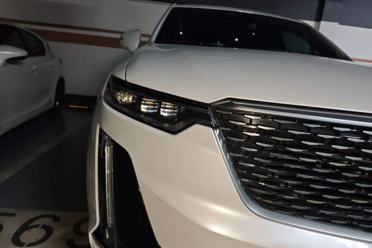 Used Cadillac XT6 2021 2.0T 6-Seater Two-Wheel Drive Luxury Version Right Front Headlight