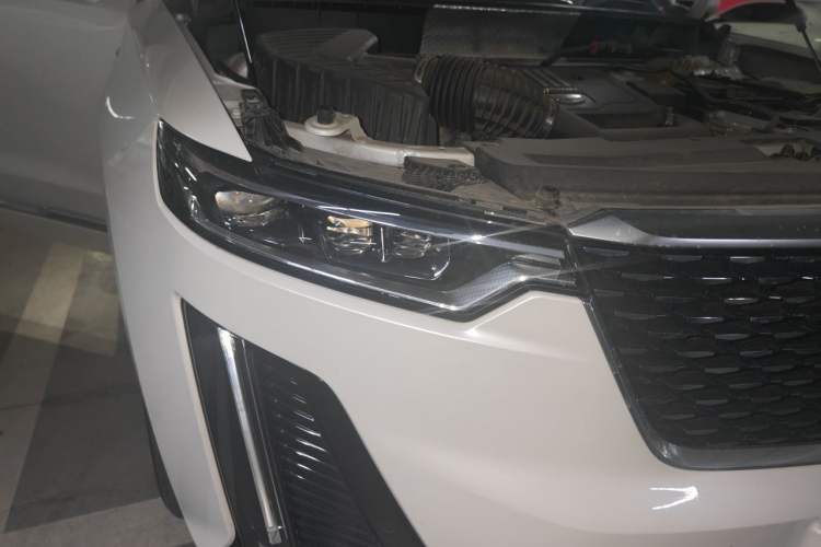 Used Cadillac XT6 2021 2.0T 7-Seater Two-Wheel-Drive Luxury Version Right Front Headlight