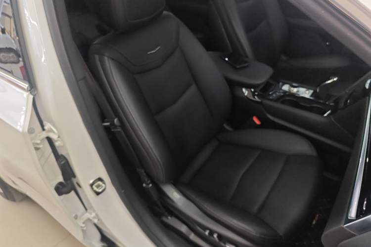 Used Cadillac XT6 2021 28T Six-Seater Four-Wheel-Drive Luxury Version Right Front Seat