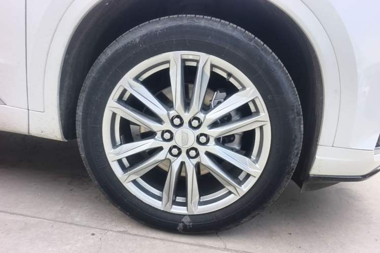 Used Cadillac XT6 2021 2.0T 7-Seater Two-Wheel-Drive Luxury Version Right Front Wheel Hub
