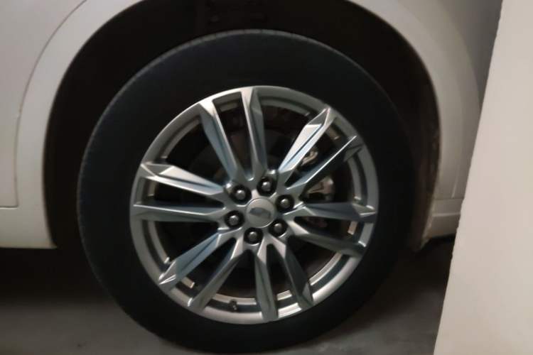 Used Cadillac XT6 2021 2.0T Six-Seater Four-Wheel-Drive Luxury Version Right Front Wheel Hub