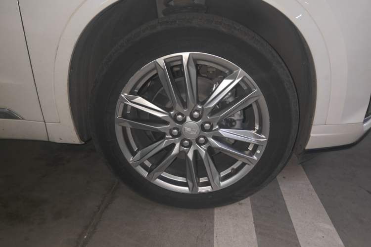 Used Cadillac XT6 2021 2.0T 7-Seater Two-Wheel-Drive Luxury Version Right Front Wheel Hub