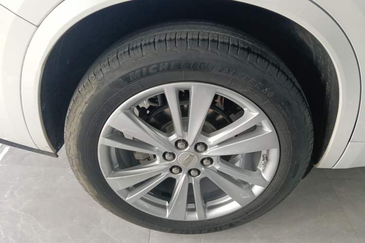 Used Cadillac XT6 2021 28T Six-Seater Four-Wheel-Drive Luxury Version Right Rear Wheel Hub