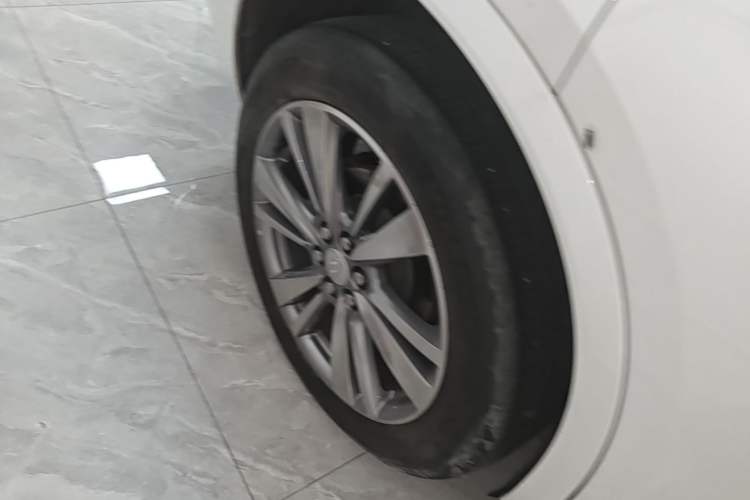 Used Cadillac XT6 2021 28T Six-Seater Four-Wheel-Drive Luxury Version Right Rear Wheel Hub