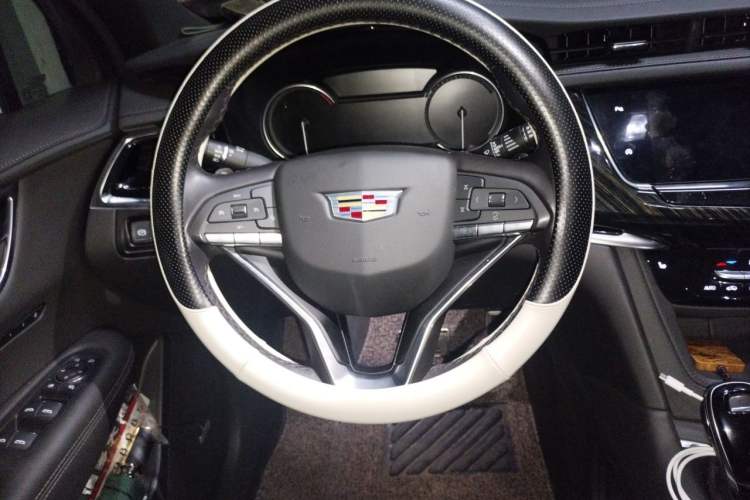 Used Cadillac XT6 2021 2.0T 6-Seater Two-Wheel Drive Luxury Version Steering Wheel