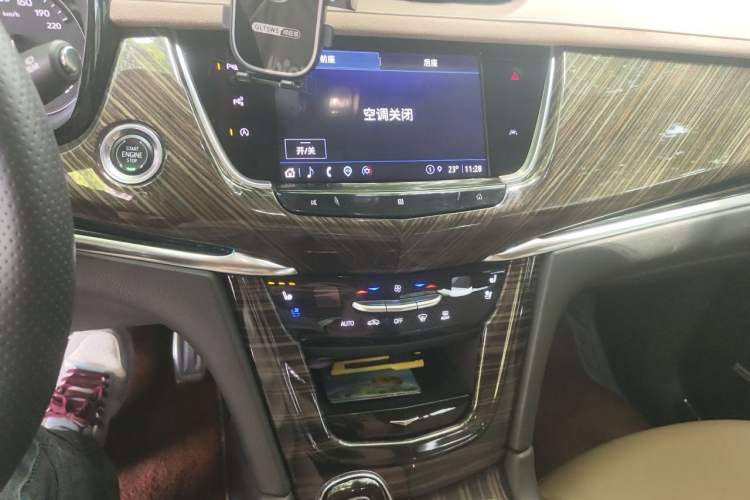 Used Cadillac XT6 2021 2.0T Six-Seater Four-Wheel-Drive Platinum Edition Audio And AC Panel
