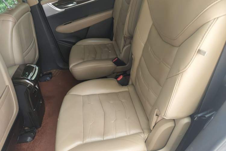Used Cadillac XT6 2021 2.0T Six-Seater Four-Wheel-Drive Platinum Edition Left Rear Seat