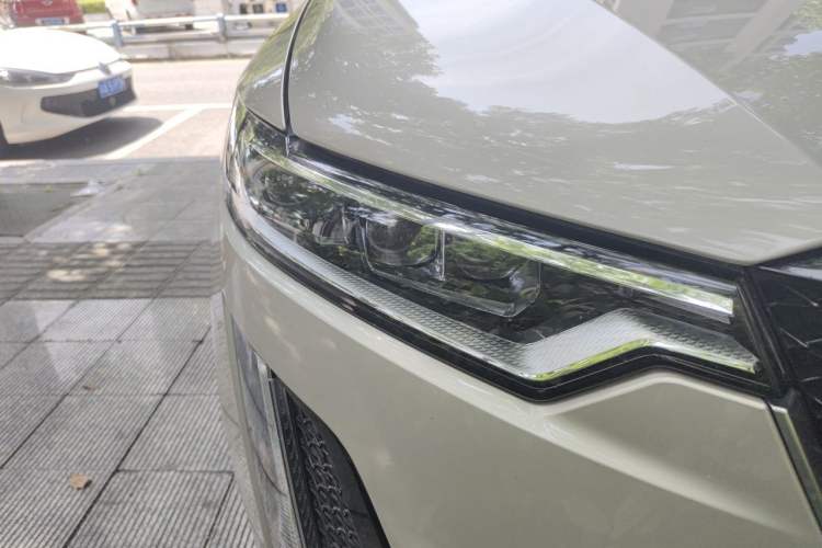 Used Cadillac XT6 2021 2.0T Six-Seater Four-Wheel-Drive Platinum Edition Right Front Headlight