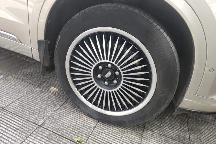 Used Cadillac XT6 2021 2.0T Six-Seater Four-Wheel-Drive Platinum Edition Right Front Wheel Hub