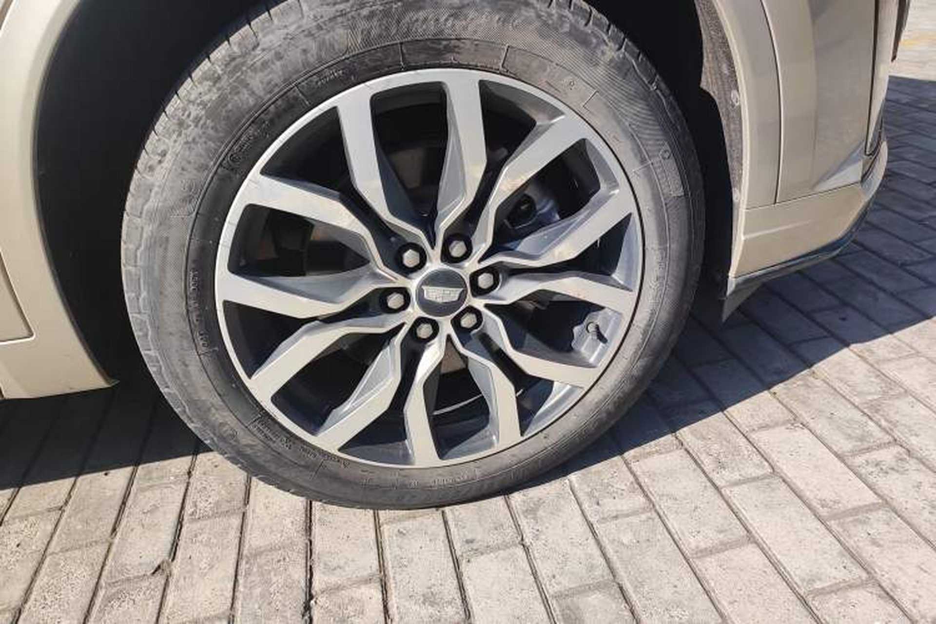 Used Cadillac XT6 2021 Revised Version 2.0T 6-Seater Four-Wheel Drive Premium Edition Right Front Wheel Hub