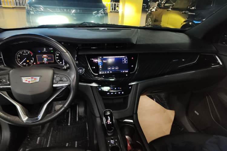 Used Cadillac XT6 2022 2.0T Six-Seater Two-Wheel-Drive Luxury Version Audio And AC Panel