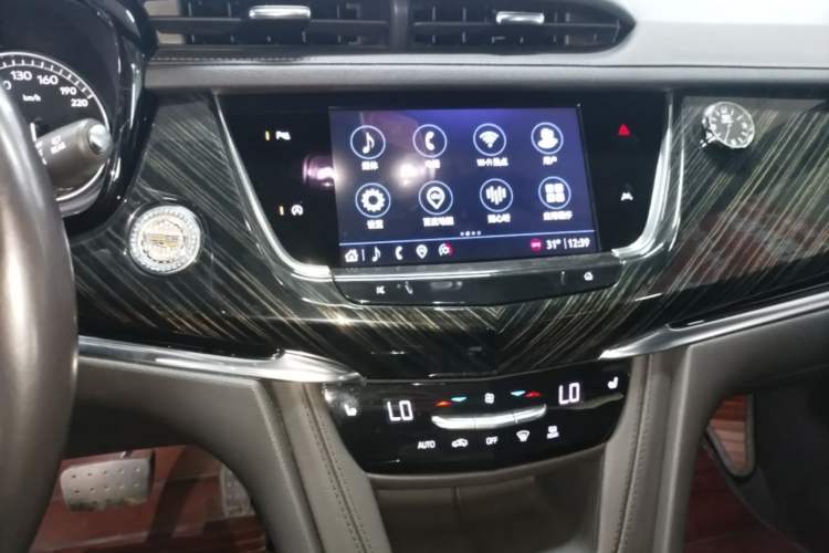 Used Cadillac XT6 2022 2.0T Six-Seater Two-Wheel-Drive Luxury Version Audio And AC Panel