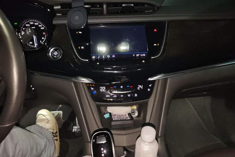Used Cadillac XT6 2022 2.0T Six-Seater Four-Wheel Drive Luxury Version Audio And AC Panel
