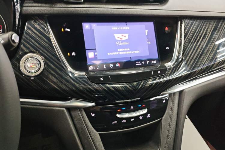 Used Cadillac XT6 2022 2.0T Six-Seater Two-Wheel-Drive Luxury Version Audio And AC Panel