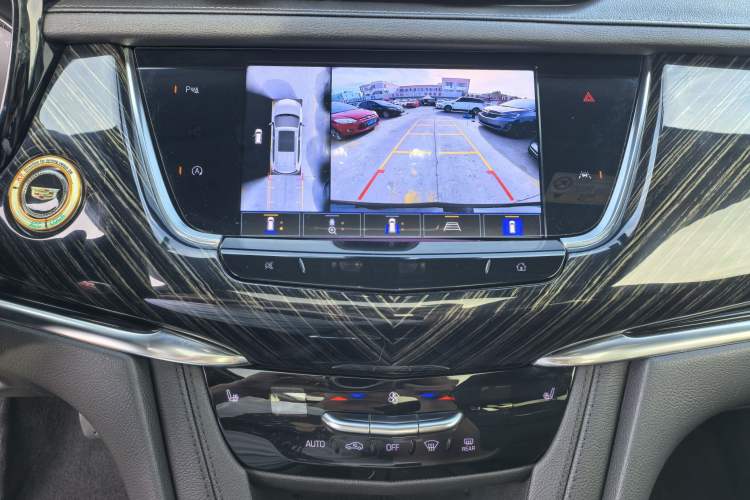 Used Cadillac XT6 2022 2.0T 7-Seater Two-Wheel Drive Luxury Version Audio And AC Panel