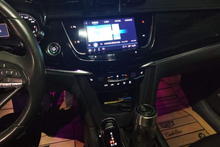Used Cadillac XT6 2022 2.0T Six-Seater Two-Wheel-Drive Luxury Version Audio And AC Panel