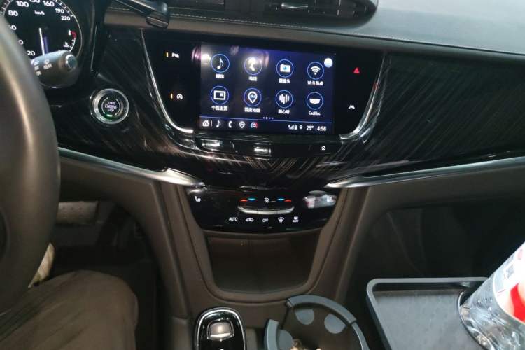 Used Cadillac XT6 2022 2.0T Six-Seater Two-Wheel-Drive Luxury Version Audio And AC Panel
